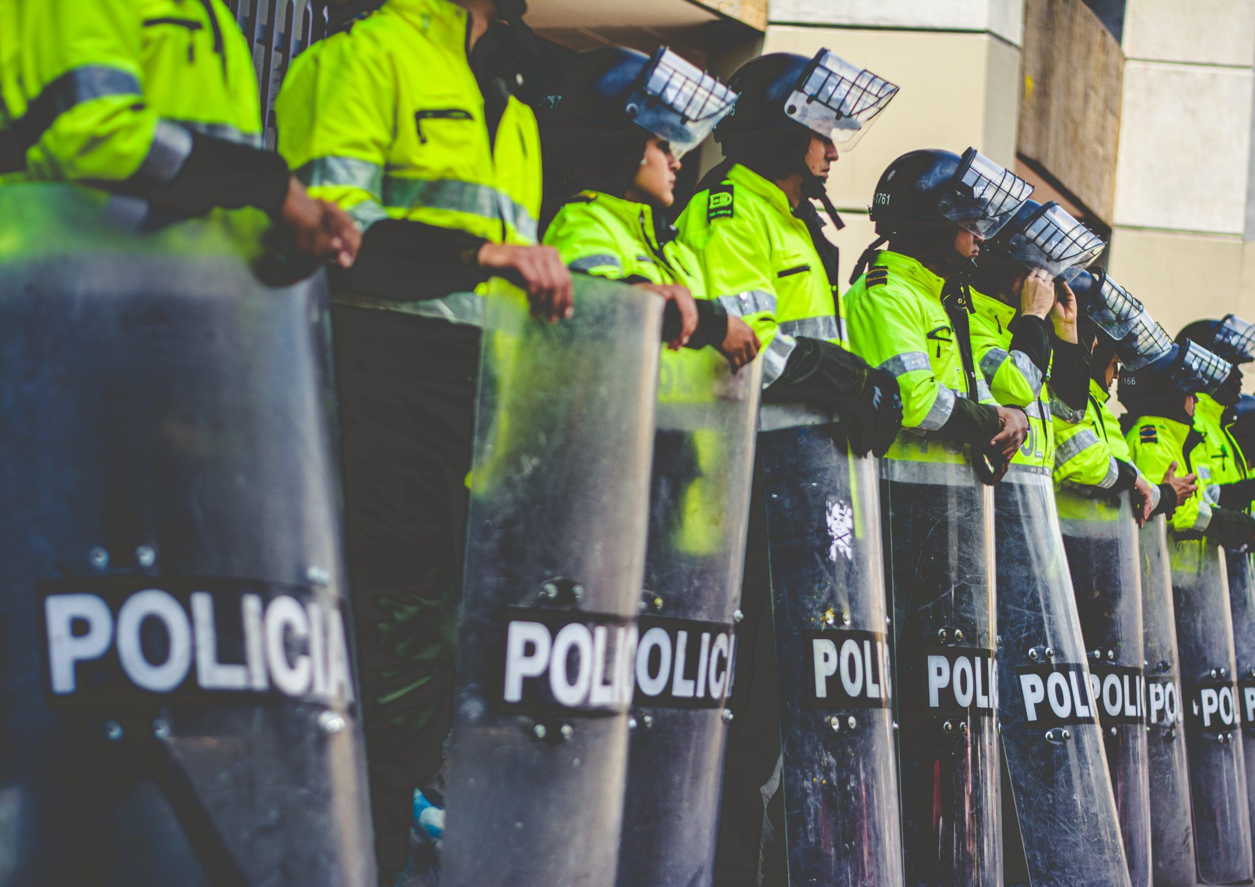 Policias con sus chaquetas y cascos y con escudos policiales