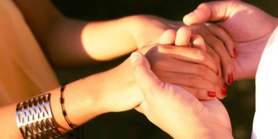 Unas manos que agarran otras manos