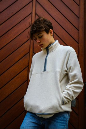 Muchacho mirando hacia abajo con sudadera clara