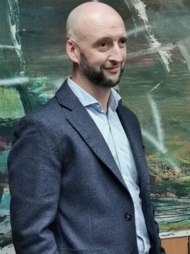 Imagen de Paco mirando hacia un lado con gesto sonriente